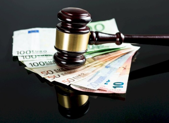 quien paga la indemnización por acoso laboral